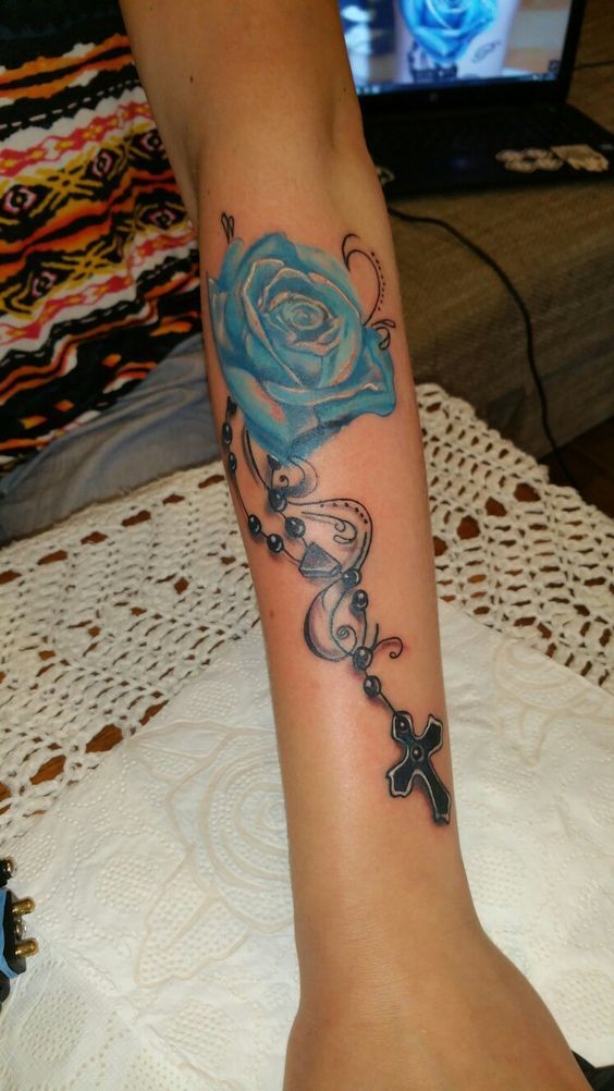 hình xăm cành hoa hồng với chữ thập mẫu tattoo cành hoa hồng kèm dây thánh giá