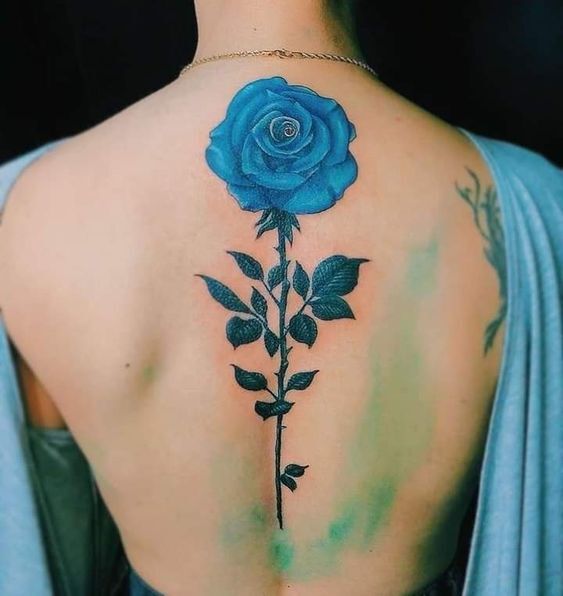hình xăm hoa màu xanh ở lưng mẫu tattoo cành hoa xanh sau lưng