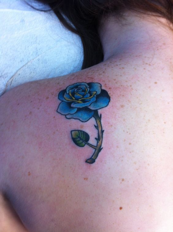thiết kế hình xăm hoa hồng xanh sau vai mẫu tattoo cành hoa hồng xanh sau vai