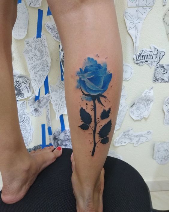 ý tưởng hình xăm hoa hồng xanh ở bắp chân ý tưởng tattoo cành hoa hồng xanh ở bắp chân