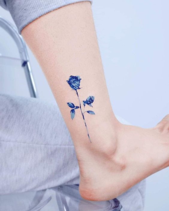 hình xăm hoa hồng xanh nhỏ ở chân hình tattoo cành hoa hồng xanh mini ở chân