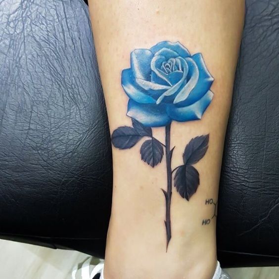 hình xăm hoa hồng xanh nhỏ ở mắt cá chân mẫu tattoo cành hoa hồng xanh mini ở cổ chân
