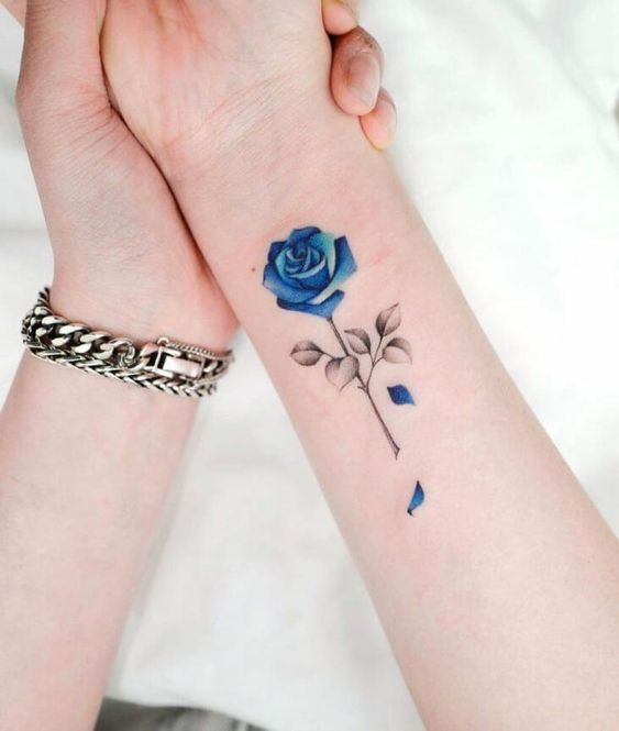 Thiết kế hình xăm hoa hồng xanh nhỏ mẫu tattoo cành hoa hồng nhỏ xinh màu xanh