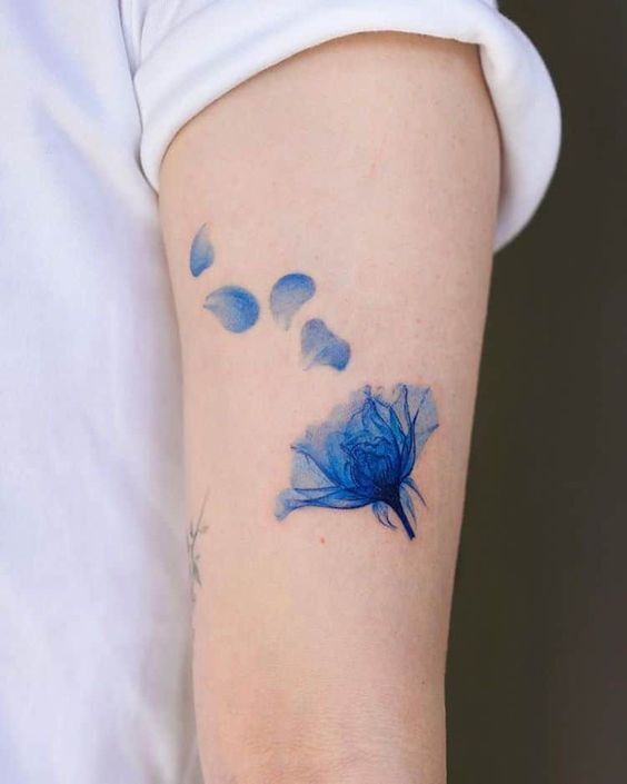 thiết kế hình xăm hoa hồng xanh nghệ thuật mẫu tattoo cành hoa hồng xanh nghệ thuật