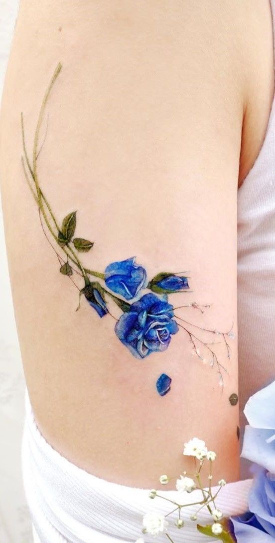 hình xăm hoa hồng xanh nhỏ ở bắp tay mẫu tattoo cành hoa hồng xanh mini ở bắp tay
