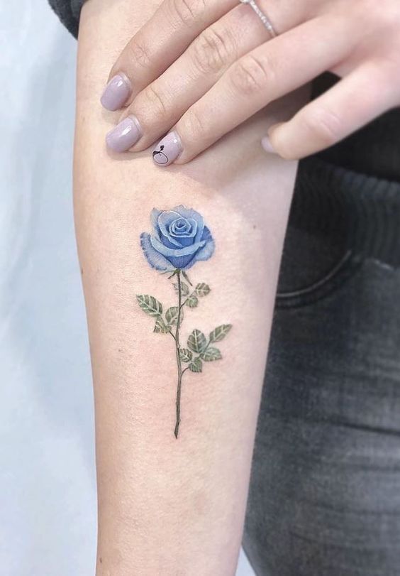 thiết kế hình xăm hoa hồng xanh mini cho phụ nữ mẫu tattoo cành hoa hồng xanh mini cho nữ