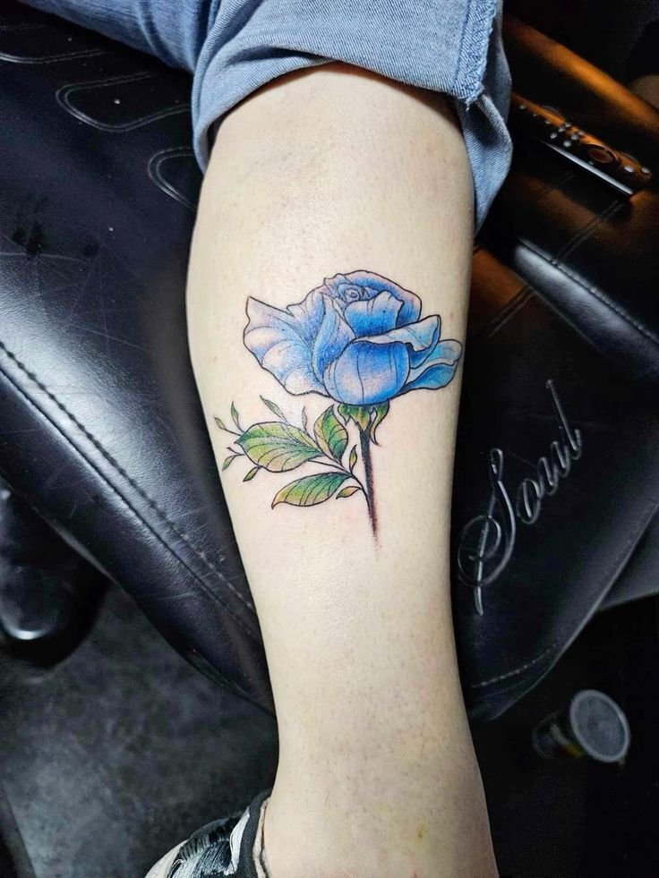 hình xăm hoa hồng xanh nhỏ ở bắp chân hình xăm hoa hồng xanh mini trên bắp chân