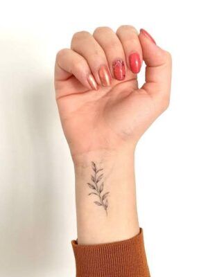 Hình xăm lá liễu nhỏ nhắn ở cổ tay