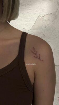 Hình xăm lá liễu tinh tế ở vai