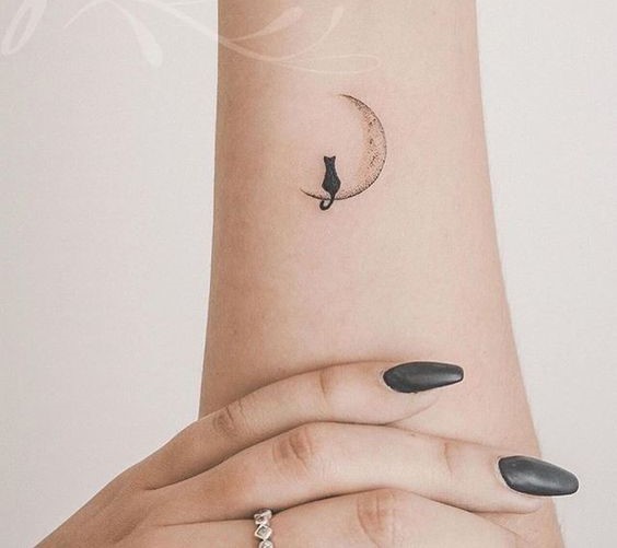 hình xăm nhỏ đẹp của một con mèo ngồi dưới ánh trăng 299 hình xăm mini ở cổ tay đẹp và ý nghĩa được chọn lọc - Genztattoo