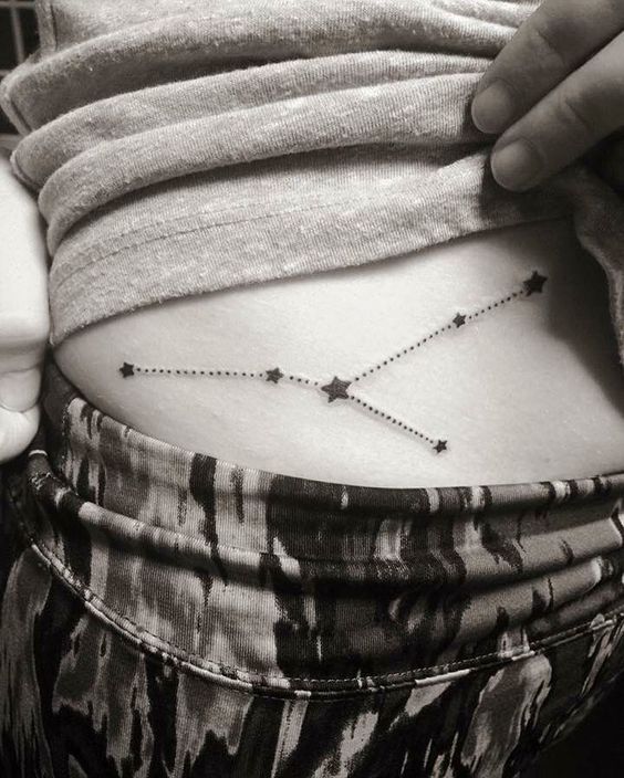 kiểu xăm nổi biểu đồ sao cự giải ngay eo của chị khách nữ