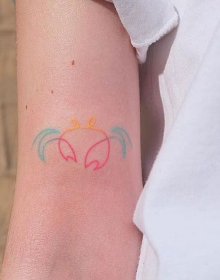 mẫu hình xăm nét nhiều màu cực cute cho khách nữ cung cự giải