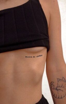 mẫu tattoo chữ ở dưới ngực mini mẫu tattoo chữ ở dưới ngực mini