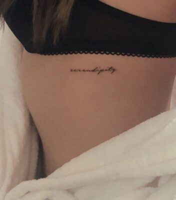 tattoo chữ mini ở dưới ngưc tattoo chữ mini ở dưới ngưc