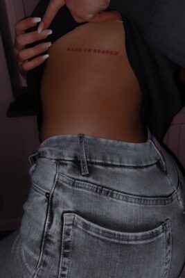 tattoo chữ ở dưới ngực đơn giản tattoo chữ ở dưới ngực đơn giản