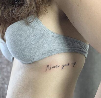 tattoo chữ ở dưới ngực tạo động lực tattoo chữ ở dưới ngực tạo động lực
