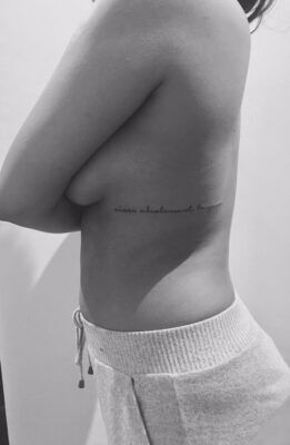 tattoo dòng chữ dưới ngực đầy nghệ thuật tattoo dòng chữ dưới ngực đầy nghệ thuật