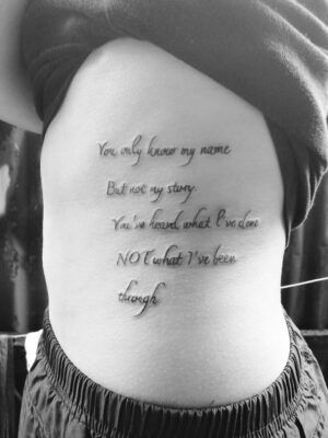 tattoo dòng chữ dưới ngực độc đáo tattoo dòng chữ dưới ngực độc đáo