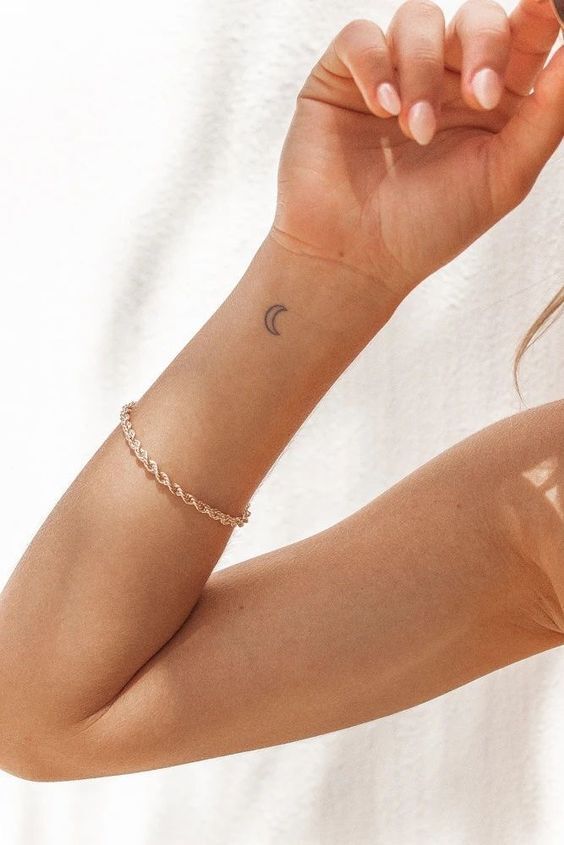kiểu tattoo mini mặt trăng cho nữ