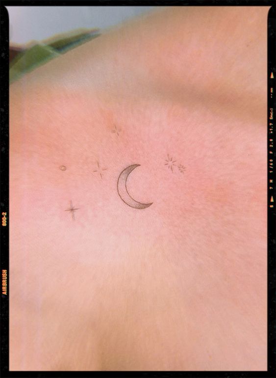 kiểu tattoo mini mặt trăng siêu nghệ thuật
