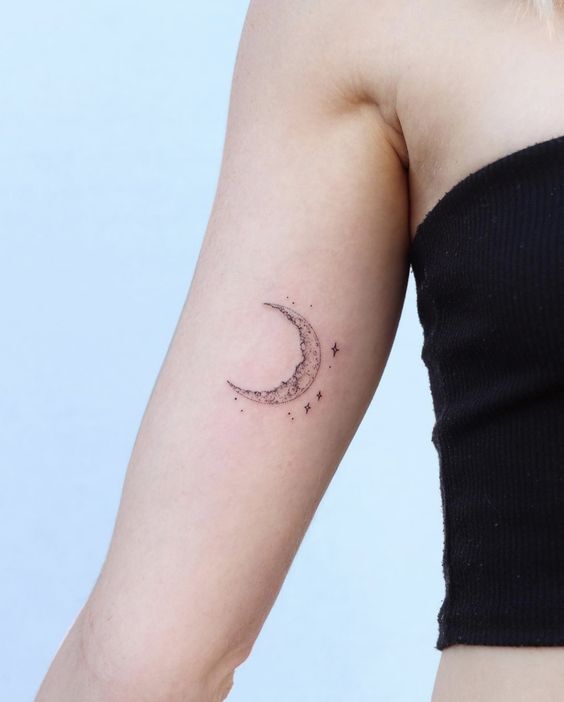 mẫu tattoo mặt trăng khuyết đầy nghệ thuật