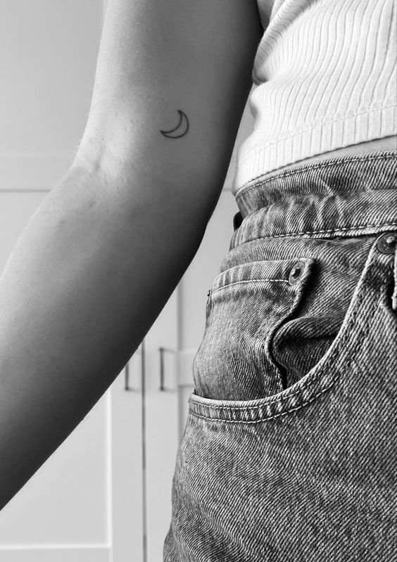 mẫu tattoo mặt trăng mini cho nữ