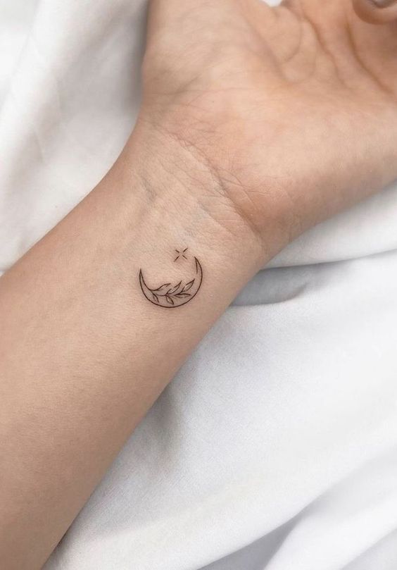 mẫu tattoo mặt trăng mini ở cổ tay