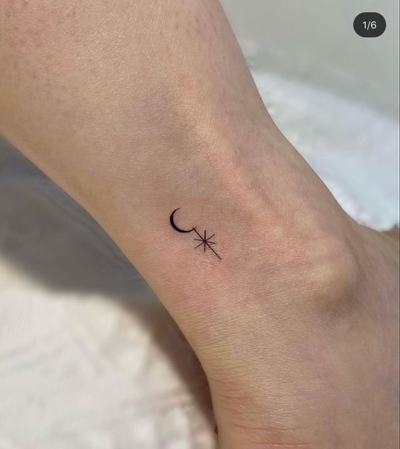 mẫu tattoo mặt trăng mini ở mắt cá chân