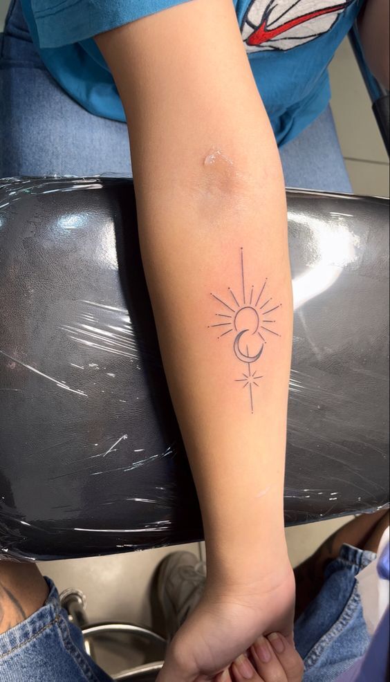 mẫu tattoo mặt trăng và mặt trời