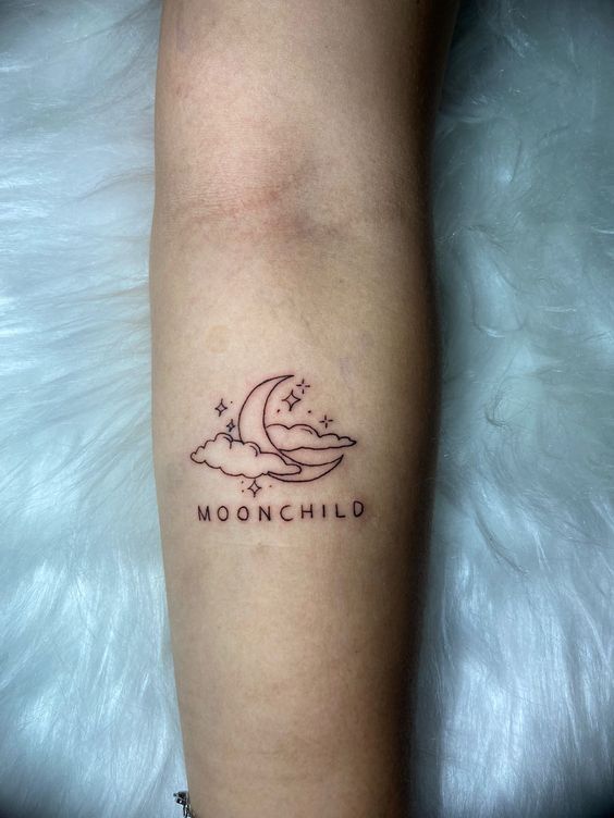 mẫu tattoo mini mặt trăng kèm chữ