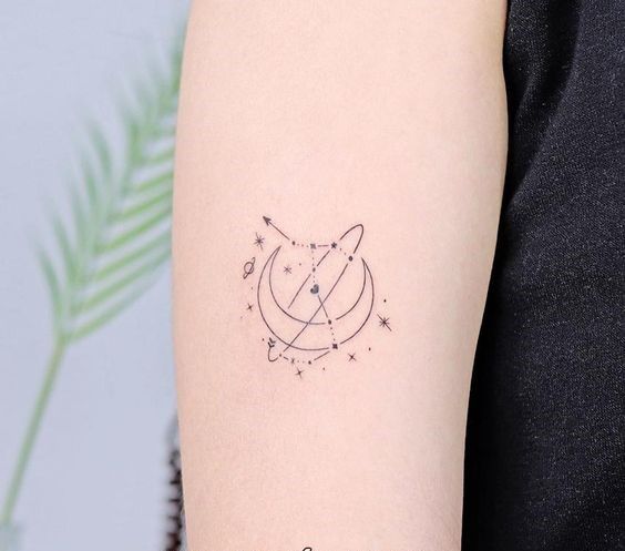 mẫu tattoo mini mặt trăng khá độc đáo