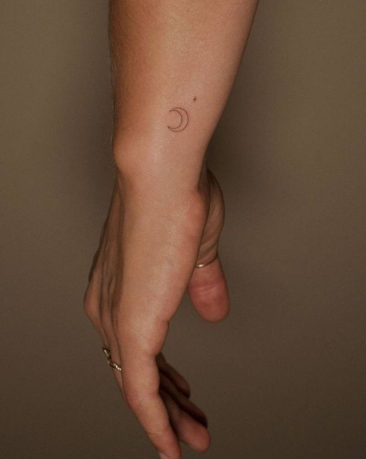 mẫu tattoo mini mặt trăng ở cổ tay