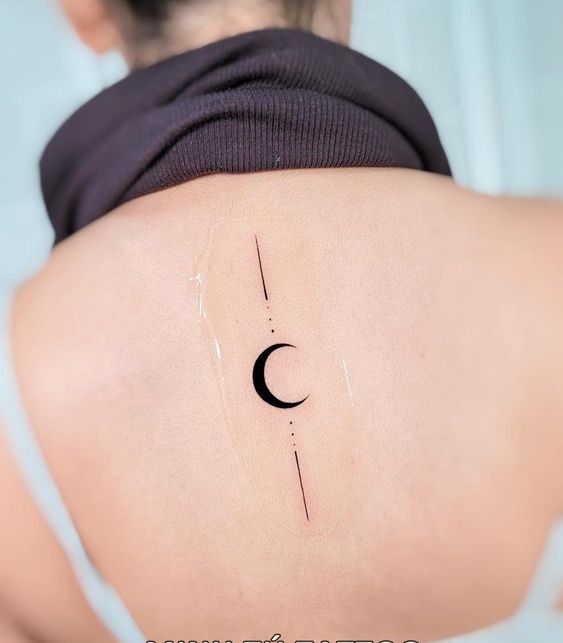 mẫu tattoo mini mặt trăng sau gáy