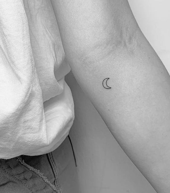 mẫu tattoo mini mặt trăng siêu đẹp