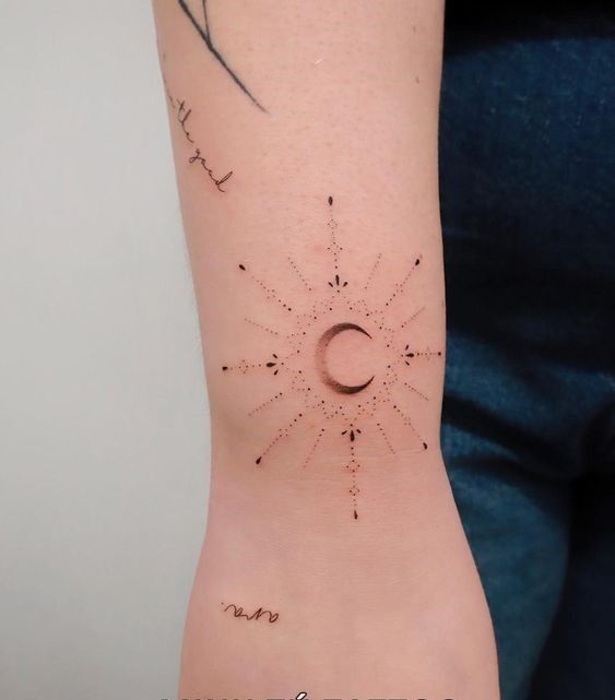 mẫu tattoo mini mặt trăng thêm họa tiêt siêu lạ