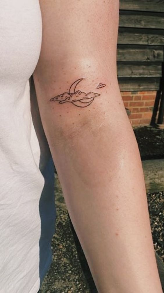 mẫu tattoo mini mặt trăng và bóng mây