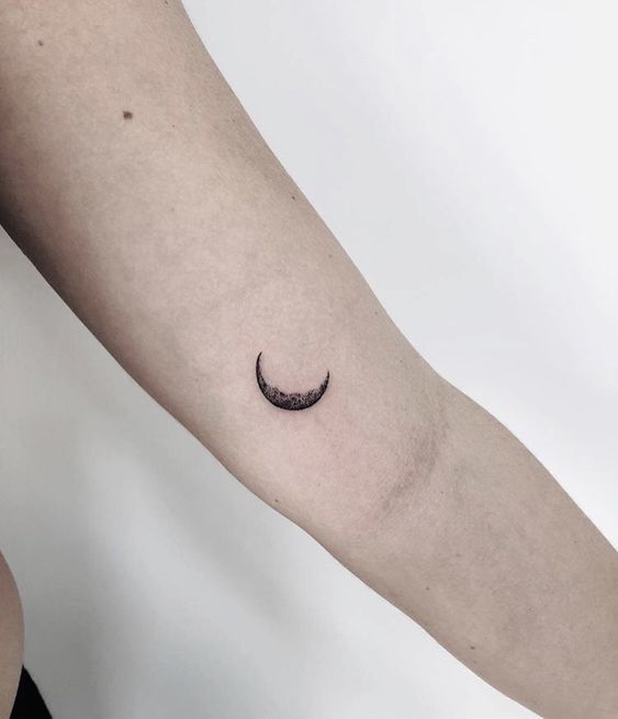 mẫu xăm hình mặt trăng lưỡi liềm