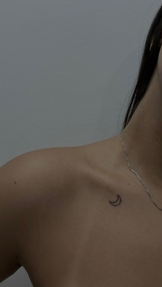 mẫu xăm mặt trăng mini ở xương quai xanh