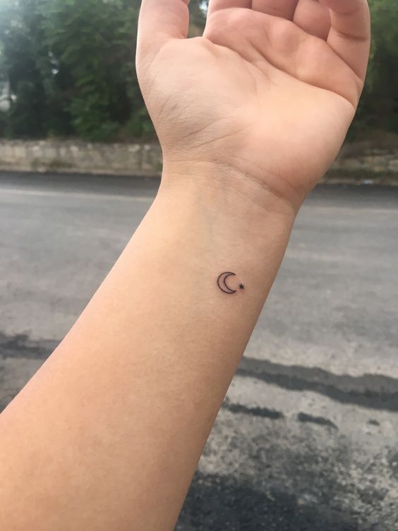 điểm nhấn mặt trăng mini với hình tattoo ở cổ tay