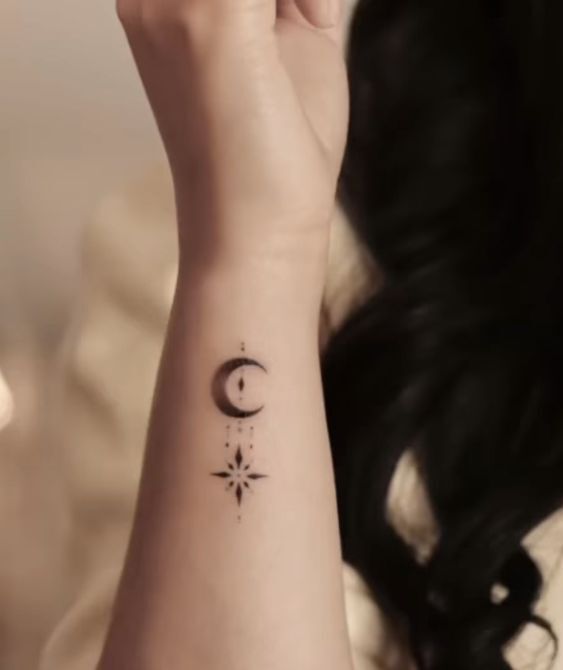 nghệ thuật tattoo mini mặt trăng