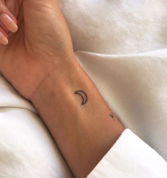 tattoo mặt trăng mini ở cổ tay