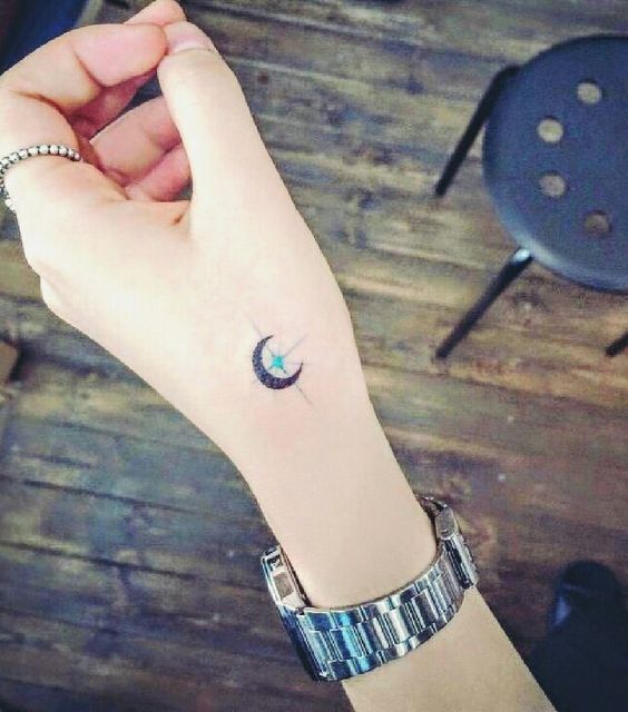 hình tattoo mặt trăng mini ở bàn tay