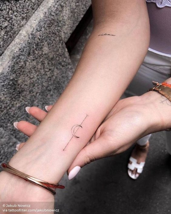 tattoo mặt trăng mini thêm họa tiết