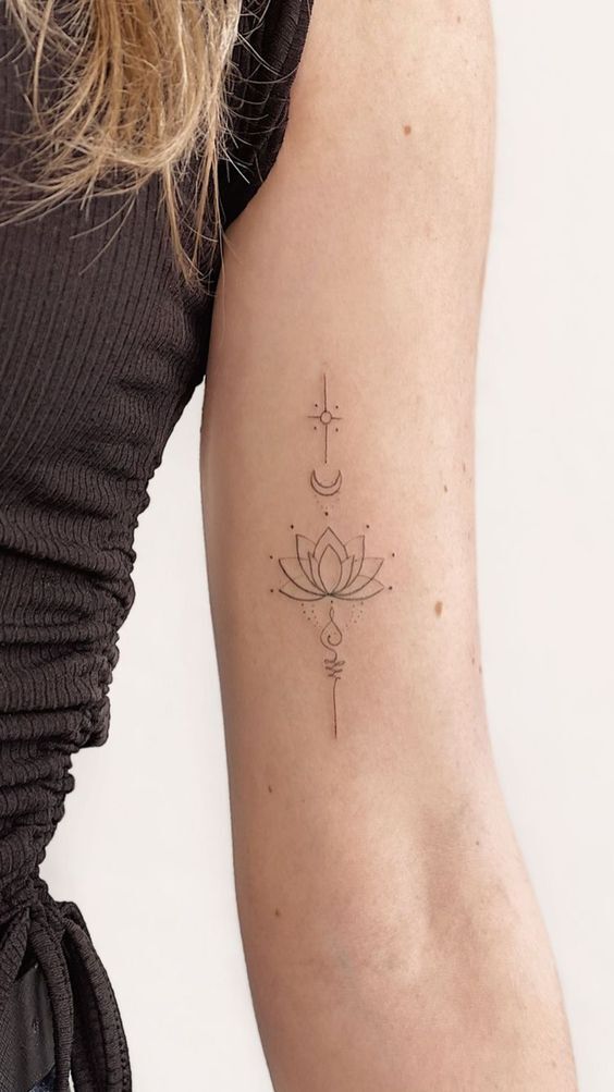 tattoo mặt trăng mini và bông sen cực đẹp