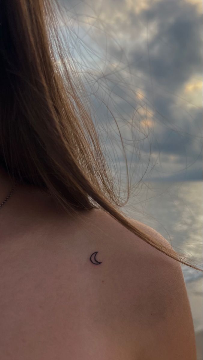 tattoo mini mặt trăng đơn giản