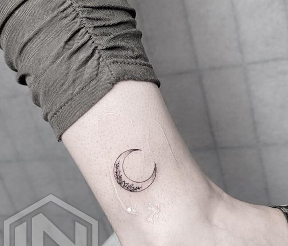 tattoo mini mặt trăng lưỡi liềm đẹp