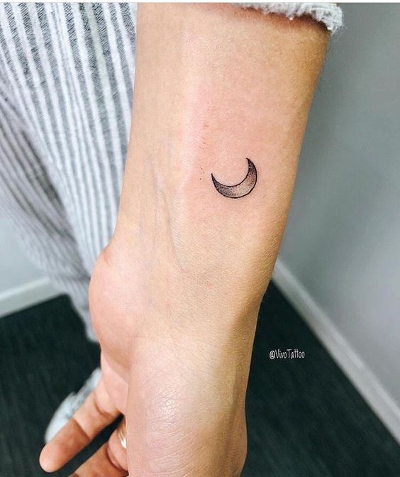 tattoo mini mặt trăng ở cổ tay