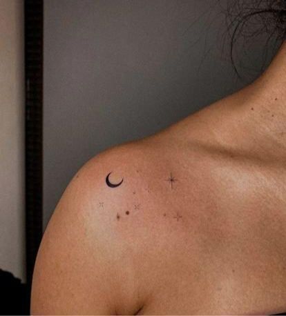 tattoo mini mặt trăng ở vai