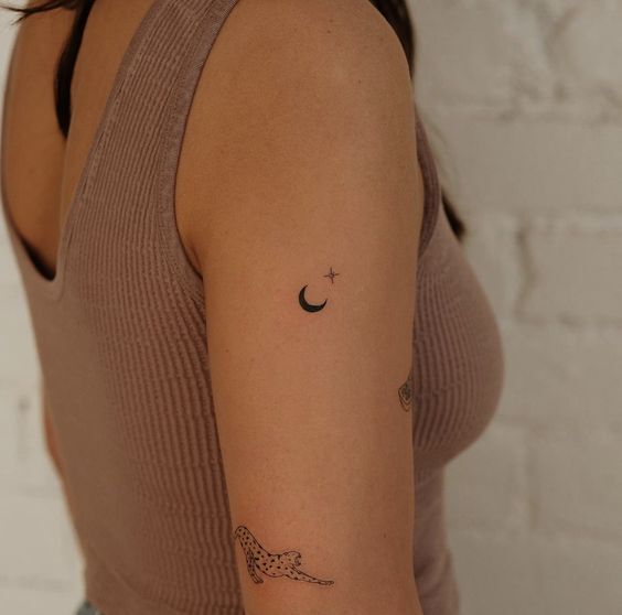 tattoo mini mặt trăng sau bắp tay