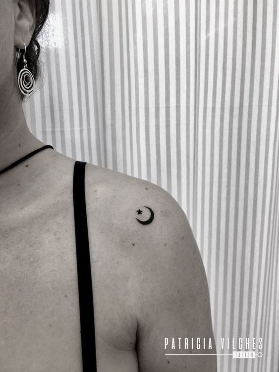 tattoo mini măt trăng và ngôi sao